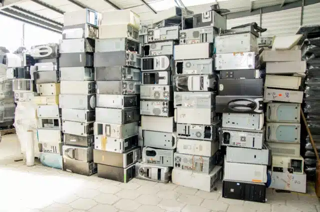 成堆的旧电脑